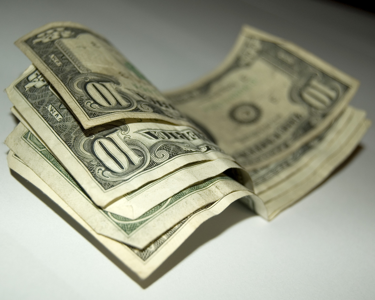 Купюры по 10 долларов на столе