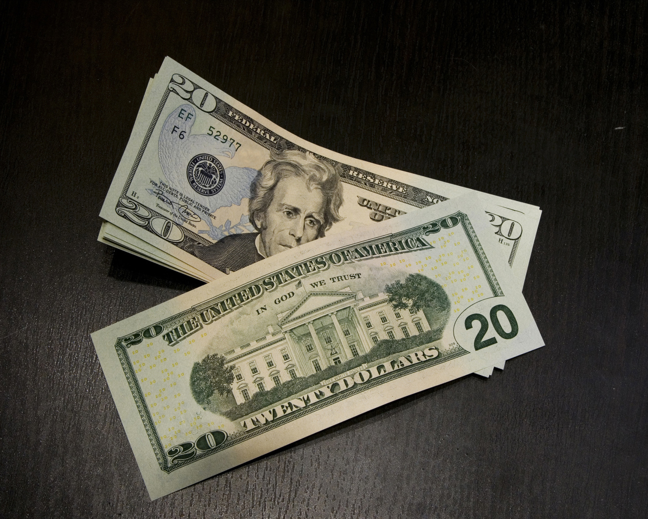 Купюры по 20 долларов на столе