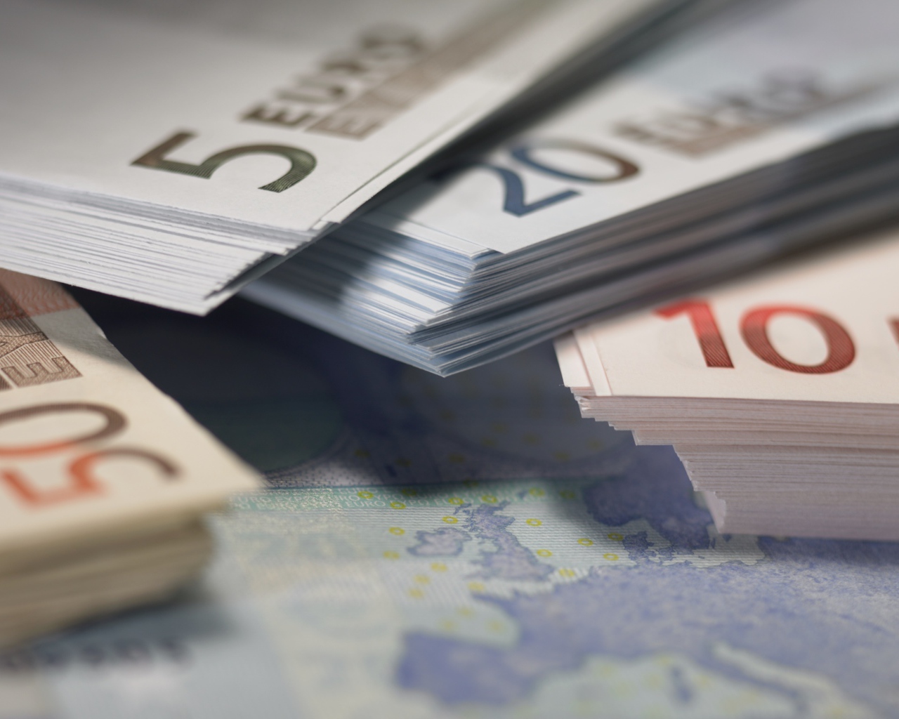 Пачки купюр евро крупным планом 