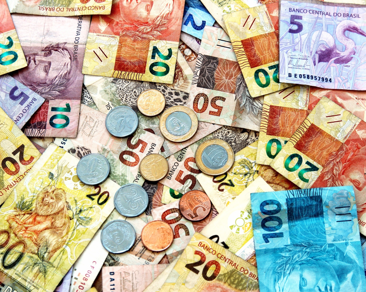 Много валюты  Бразильский реал крупным планом