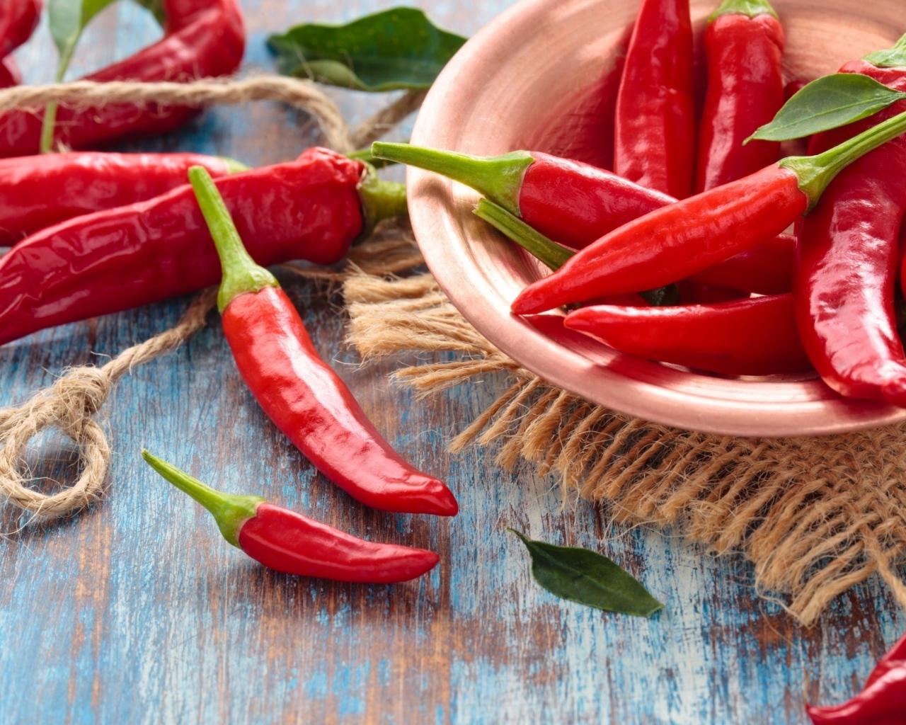 Много красного острого перца на столе