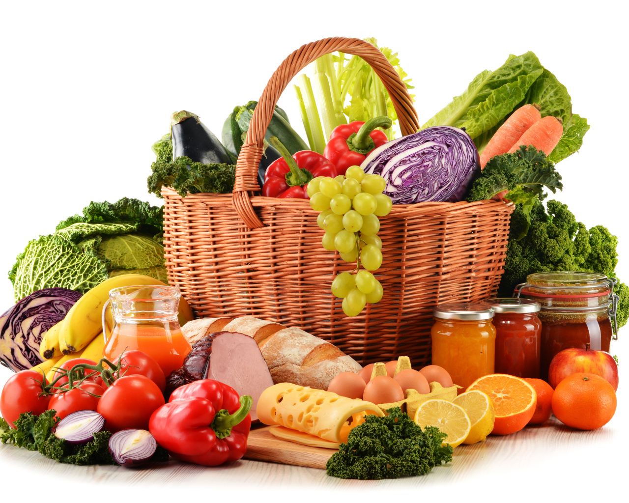 Корзина с овощами и продуктами питания на белом фоне