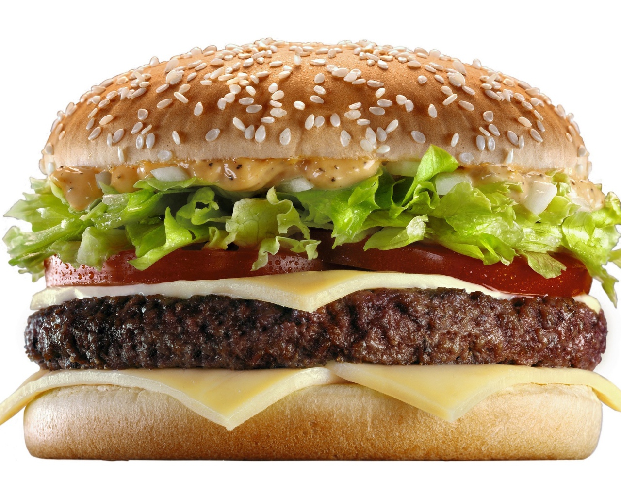 Большой сочный гамбургер на белом фоне