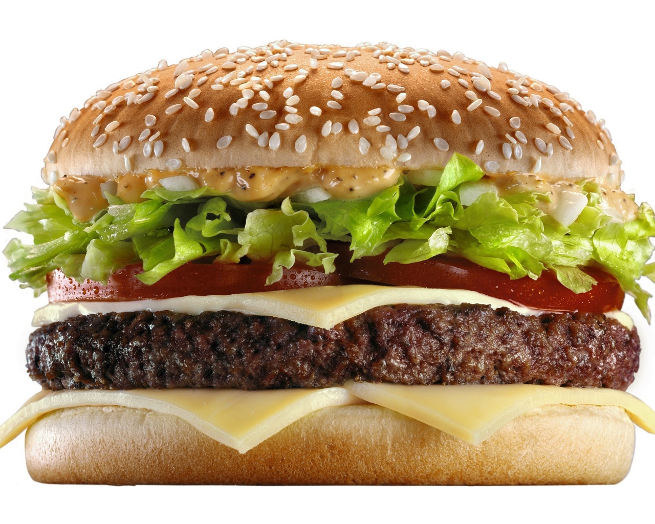 Большой сочный гамбургер на белом фоне