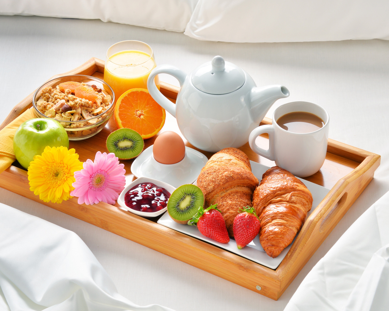 Завтрак для любимой в постель на подносе