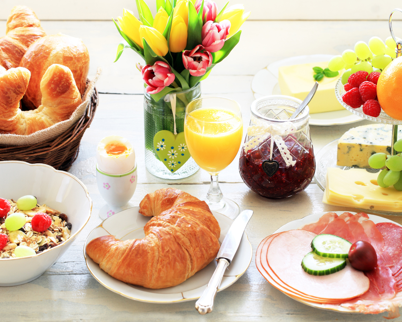Завтрак на столе с букетом тюльпанов