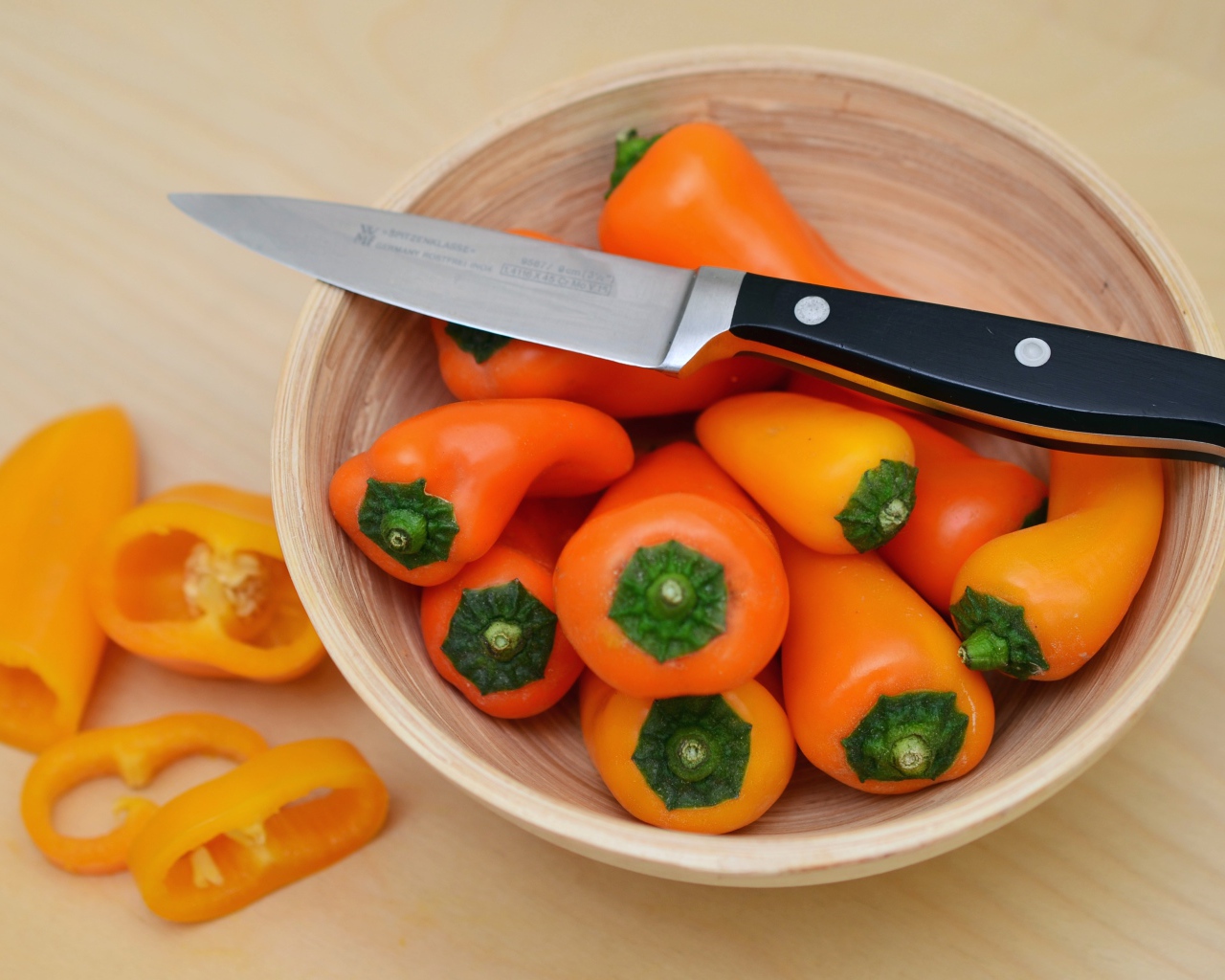 Болгарский перец в миске с ножом