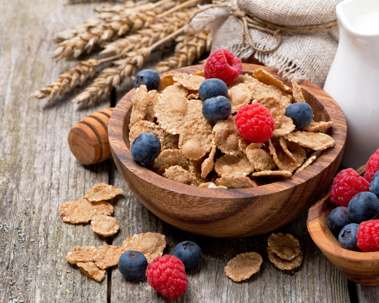 Хлопья с ягодами черники и малины на столе 