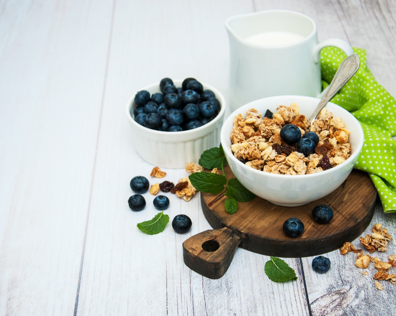 Хлопья с ягодами черники на столе с молоком