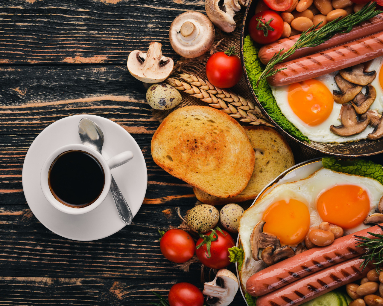 Сырный вкусный завтрак на столе с кофе