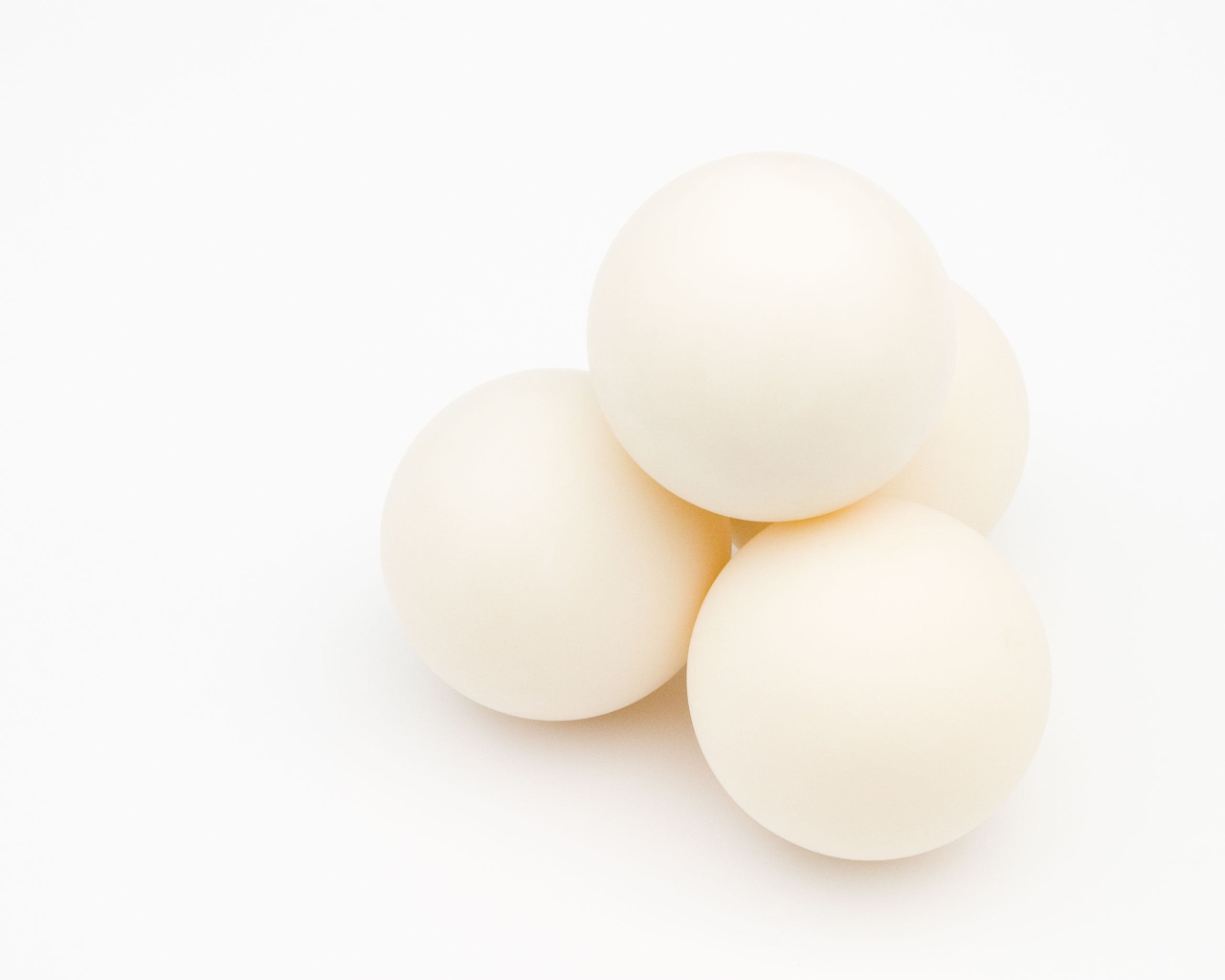 Куриные яйца на белом фоне 