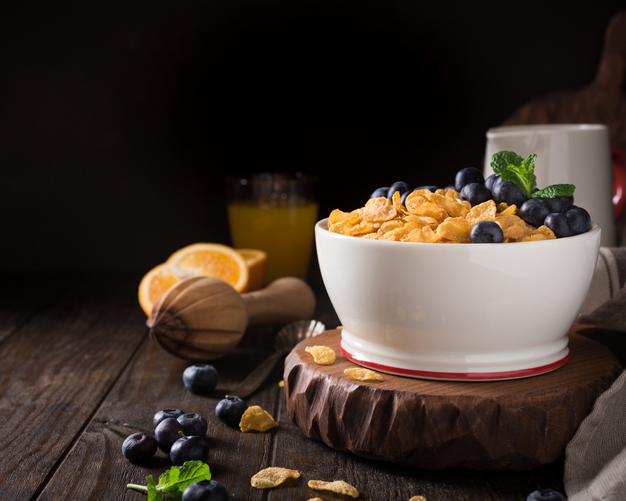 Кукурузные хлопья в тарелке с ягодами черники