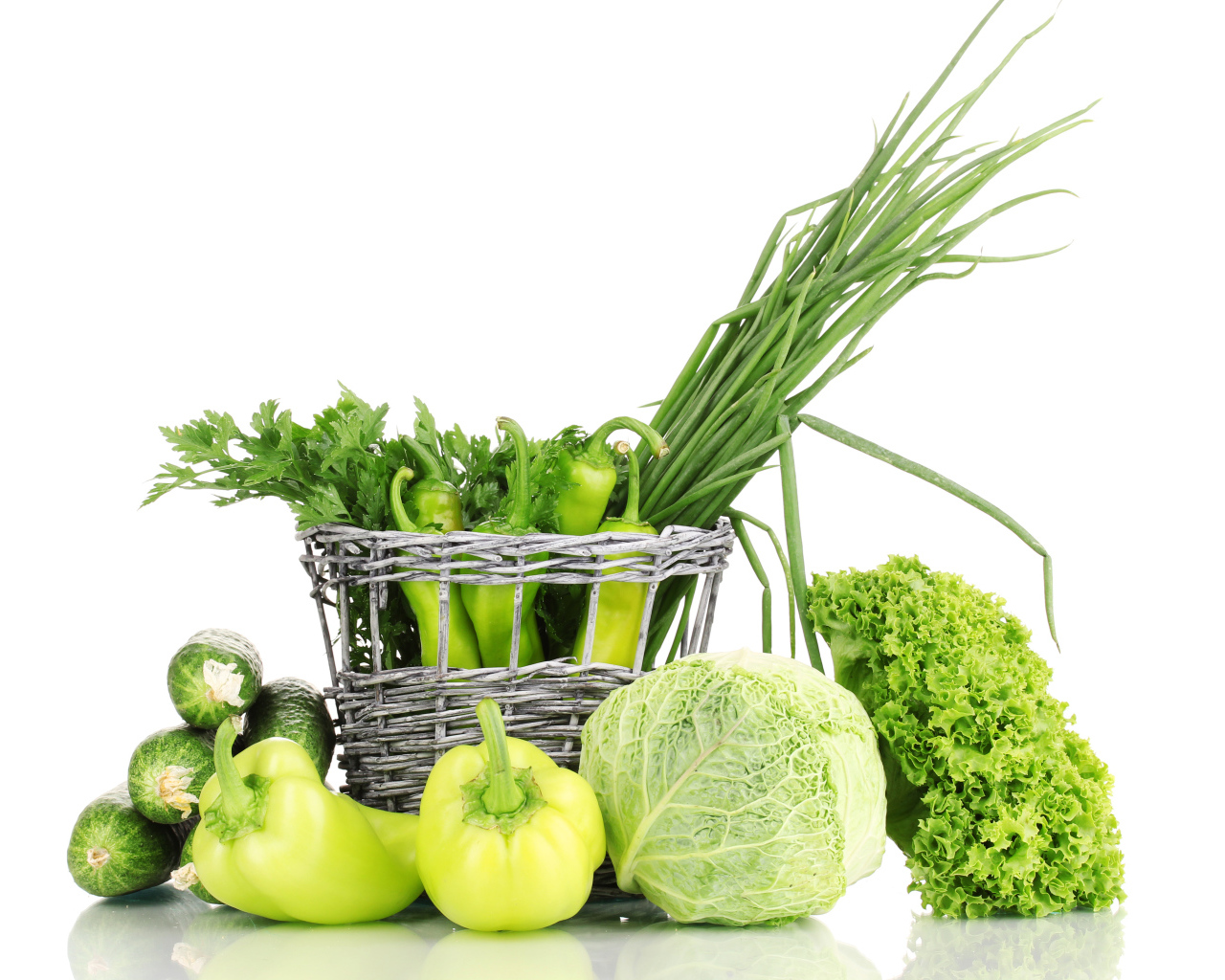 Огурцы, перец, капуста, зеленый лук и петрушка на белом фоне