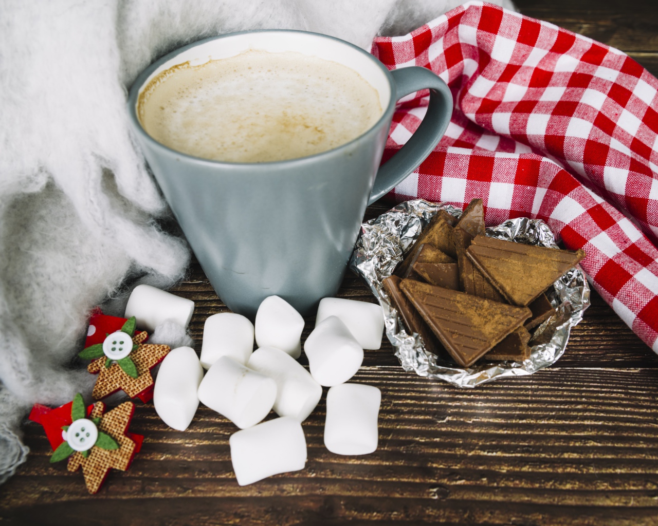 Чашка кофе на столе с маршмеллоу и шоколадом