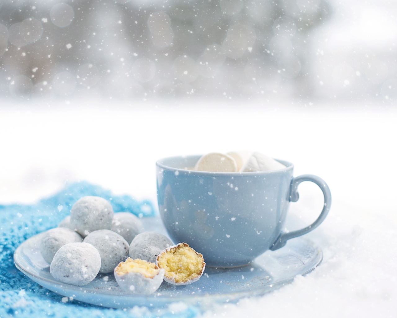 Чашка кофе с маршмеллоу на тарелке с пряниками зимой