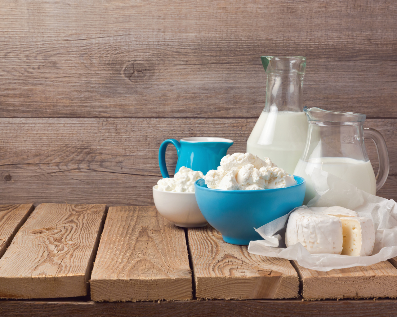 Молочные продукты на деревянном столе