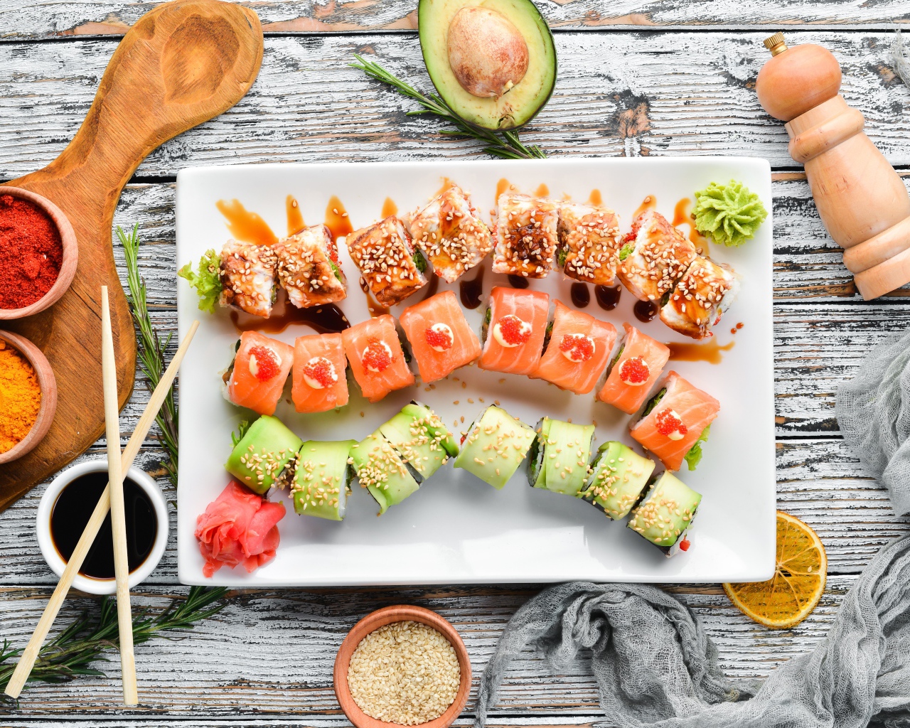 Вкусные аппетитные японские роллы на столе с соусом и специями