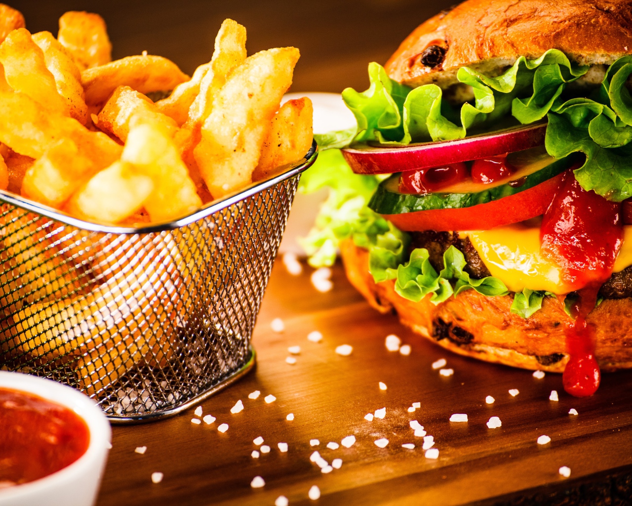 Аппетитный сочный гамбургер на доске с картошкой фри и соусом