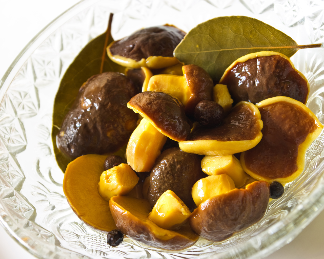 Вкусные маринованные грибы в стеклянной салатнице