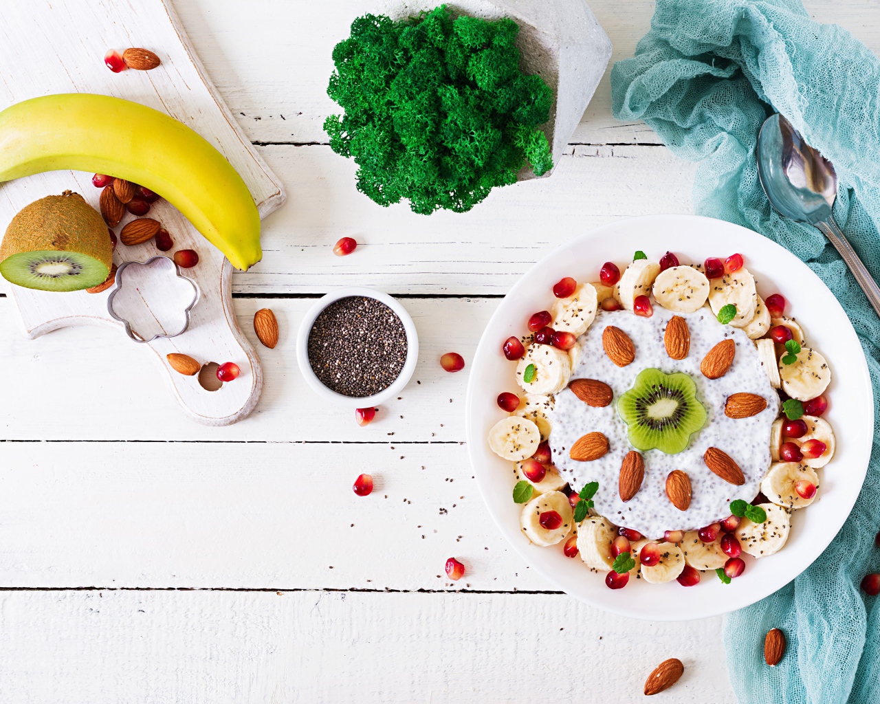 Десерт с бананами, гранатом и миндальными орехами