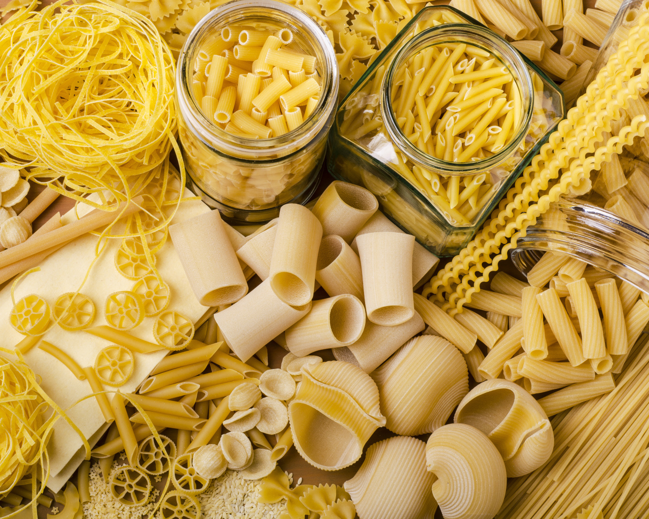 Разные макаронные изделия на столе крупным планом