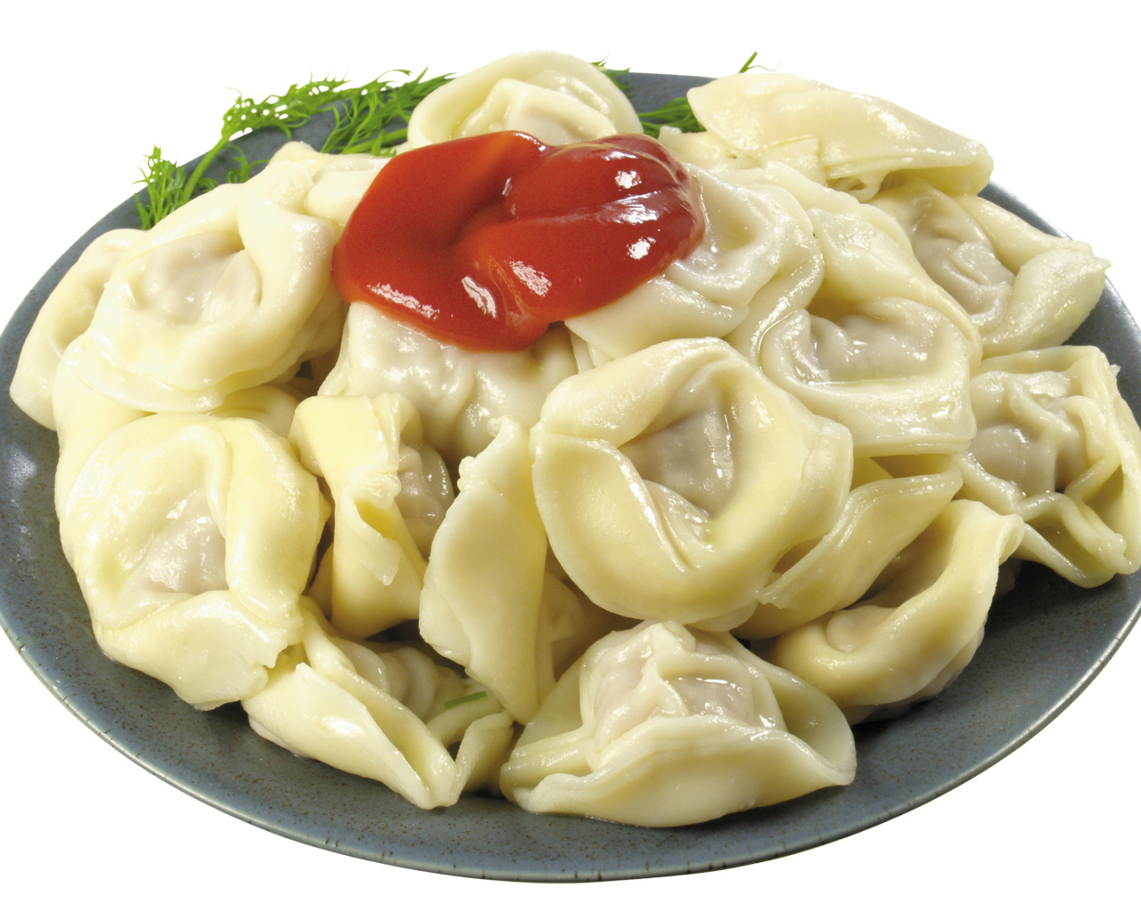 Пельмени в тарелке с кетчупом на белом фоне