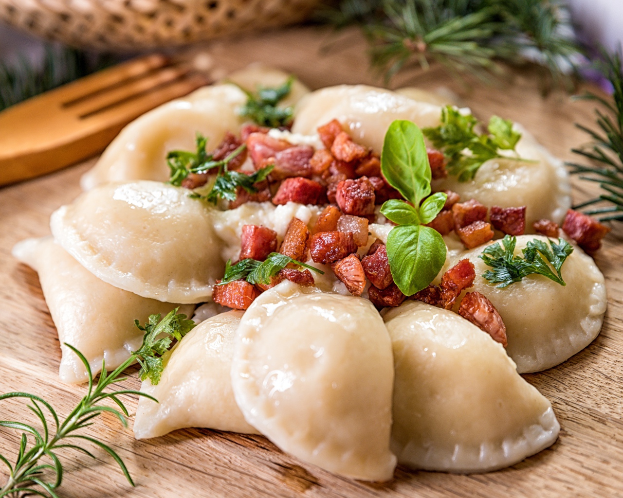 Вареники на доске с выжарками 