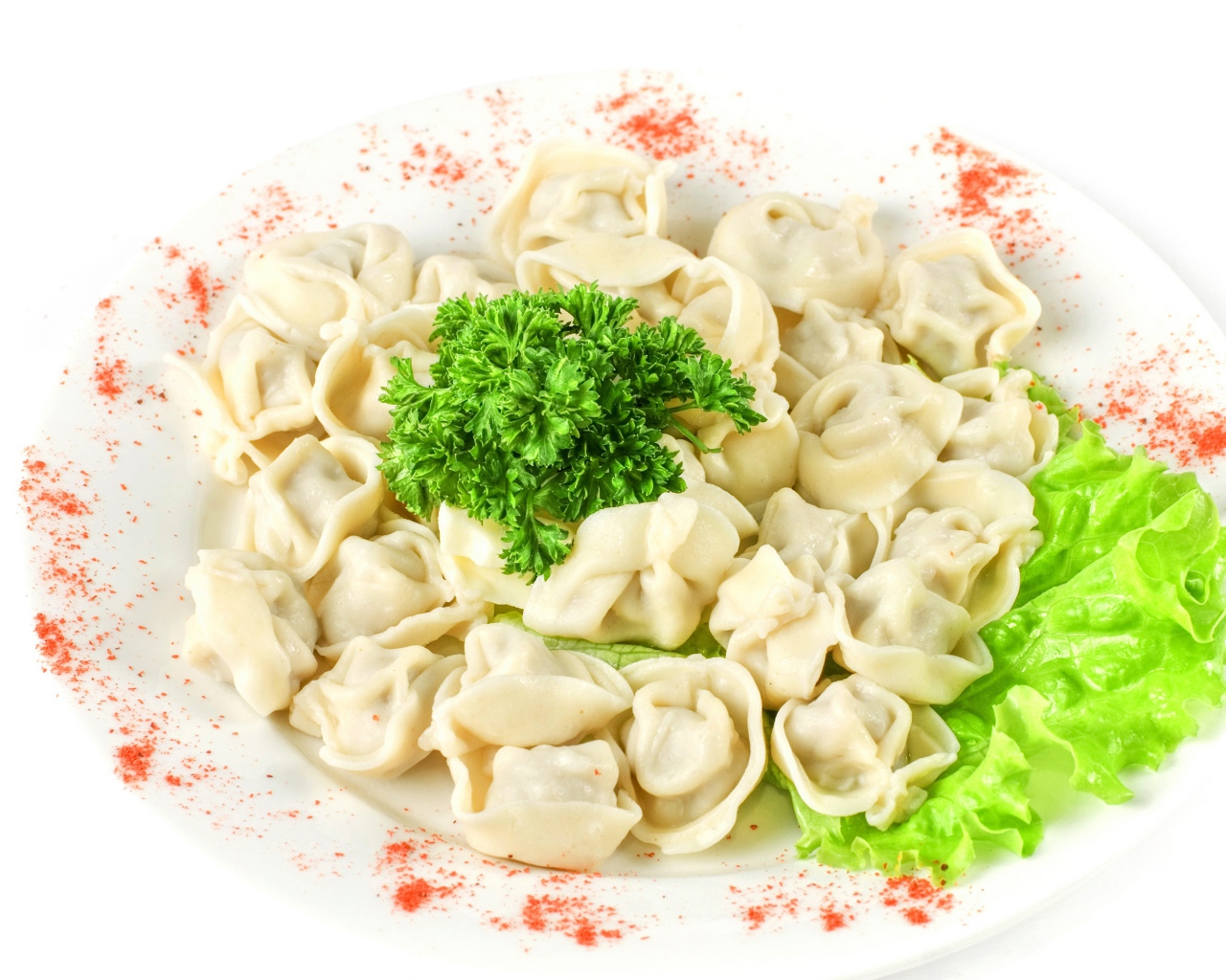 Пельмени с петрушкой и листьями салата на телке с красным перцем 