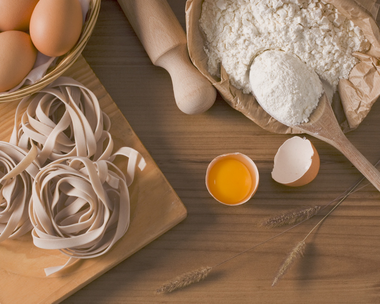 Яйца и мука для домашней лапши 