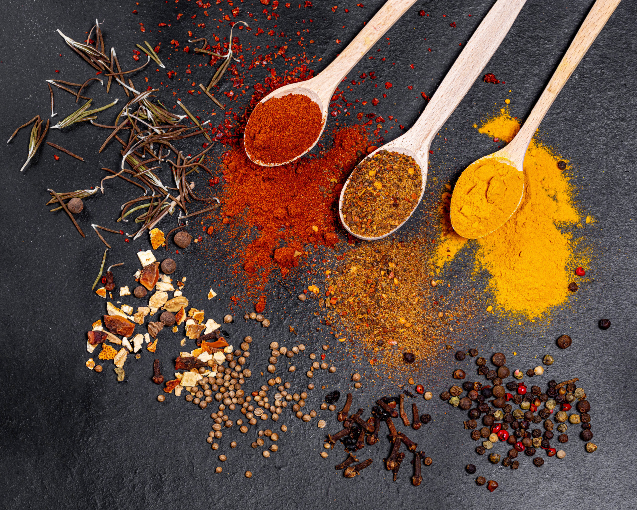 Ароматные специи на серой поверхности 