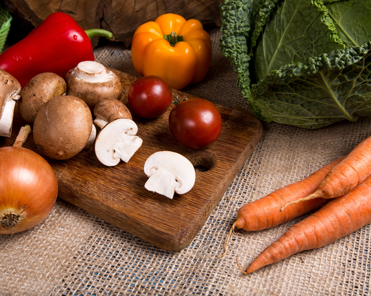 Свежие овощи на столе на разделочной доске