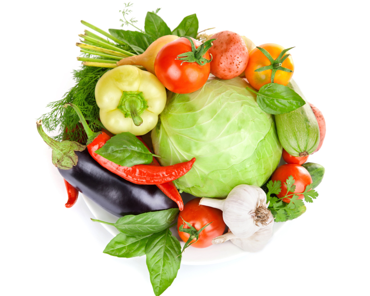 Свежие овощи на белом фоне с зеленью 