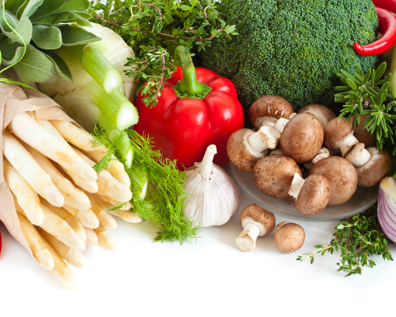 Свежие овощи с грибами на белом фоне