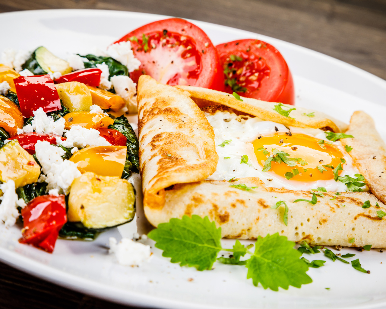 Яичница в лаваше на тарелке с салатом