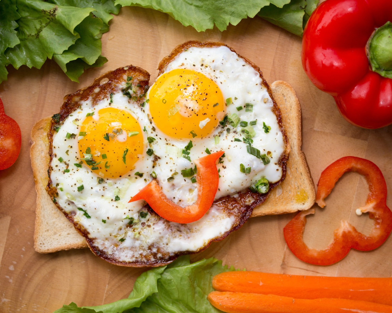 Яичница глазунья на тостах с болгарским перцем