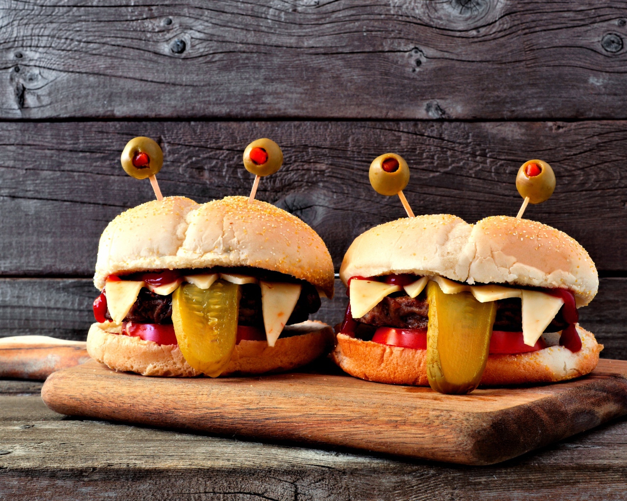 Смешные гамбургеры на разделочной доске