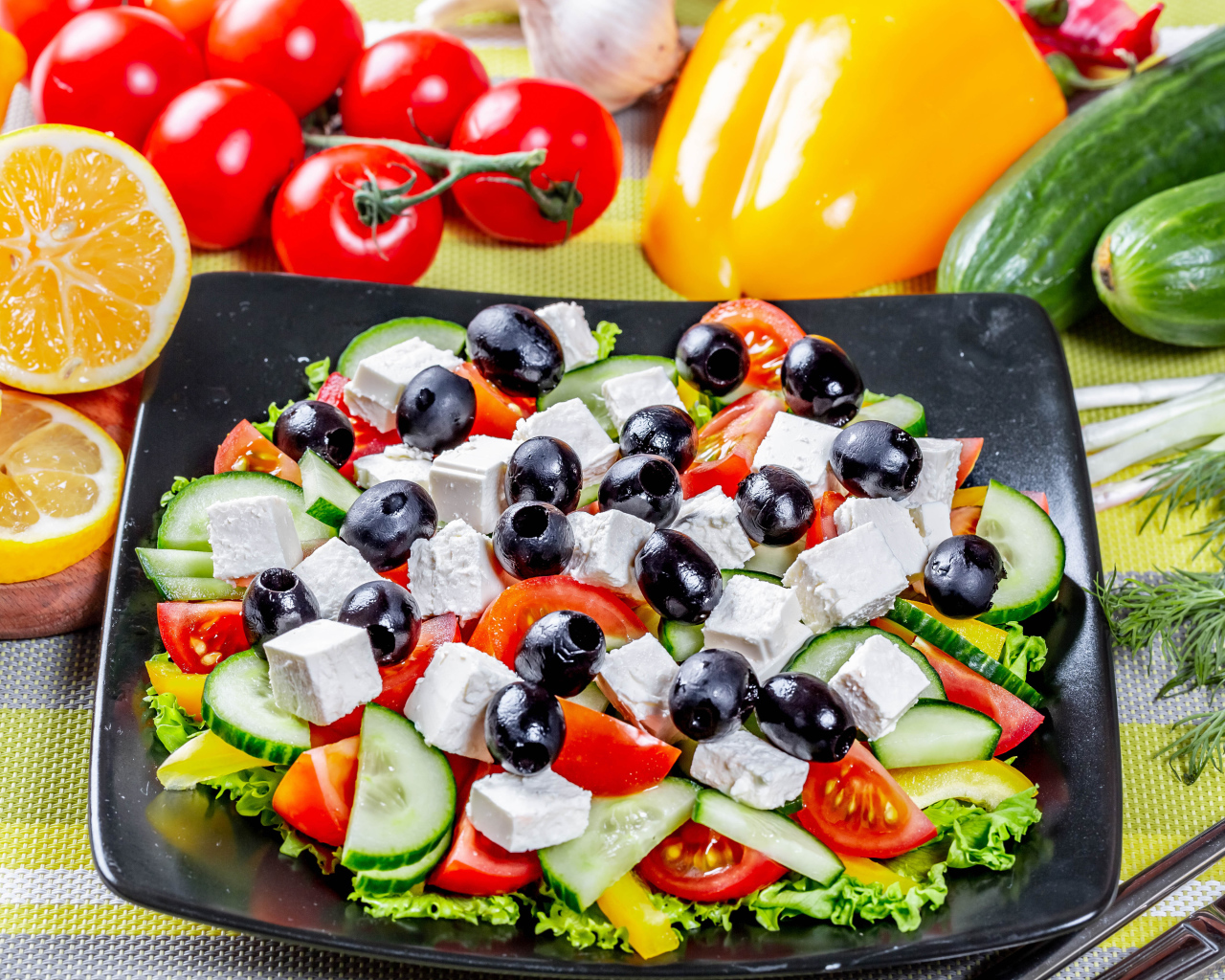 Греческий салат на столе со свежими овощами 
