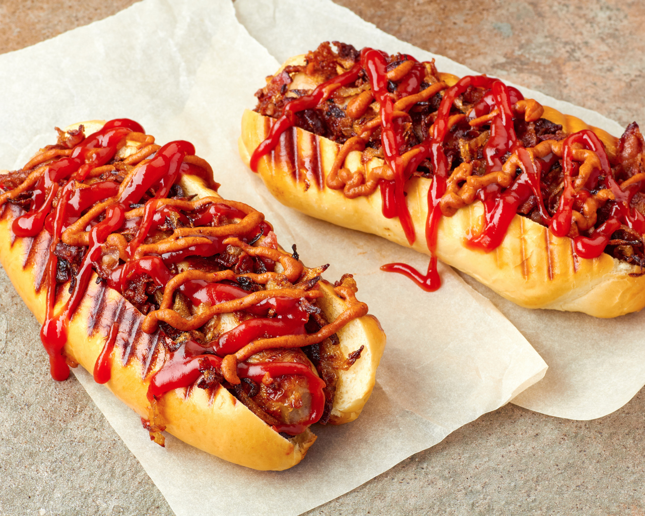 Хотдоги на гриле с сосисками и соусом