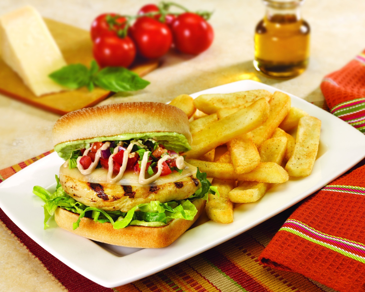 Гамбургер на тарелке с картофелем фри 