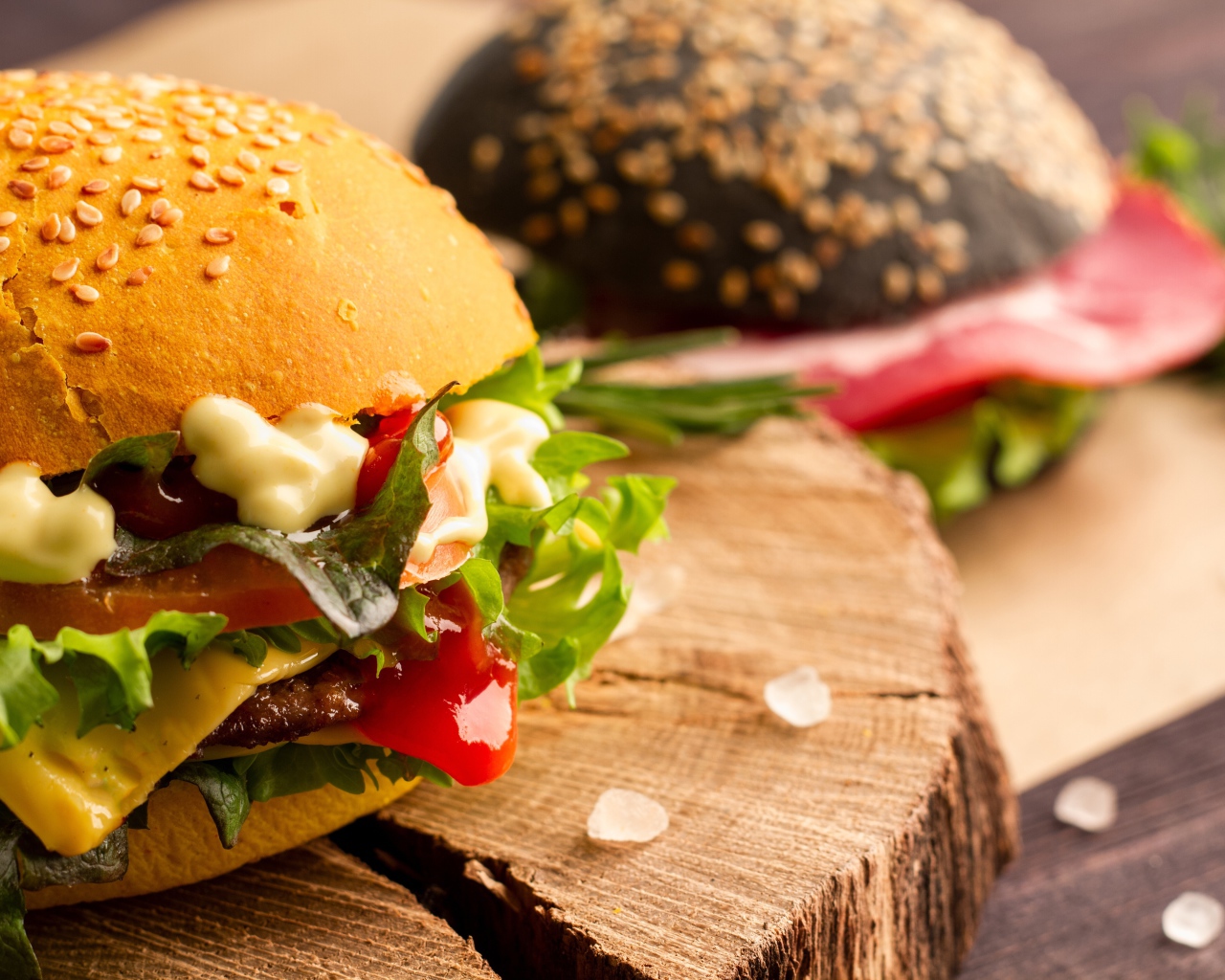 Гамбургер на деревянной доске крупным планом