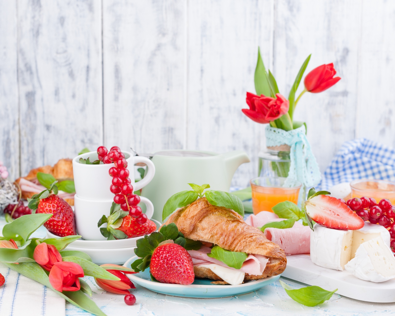 Сытный завтрак на столе с цветами тюльпана