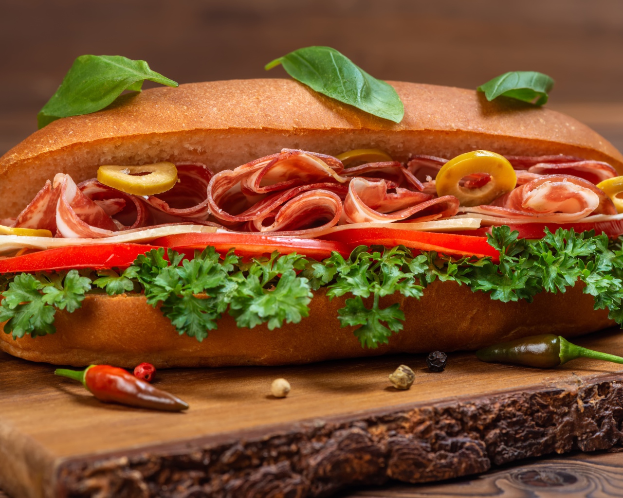 Хот дог с ветчиной, помидорами и листьями петрушки