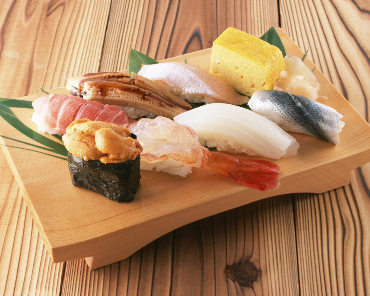 Японское блюдо на деревянной доске