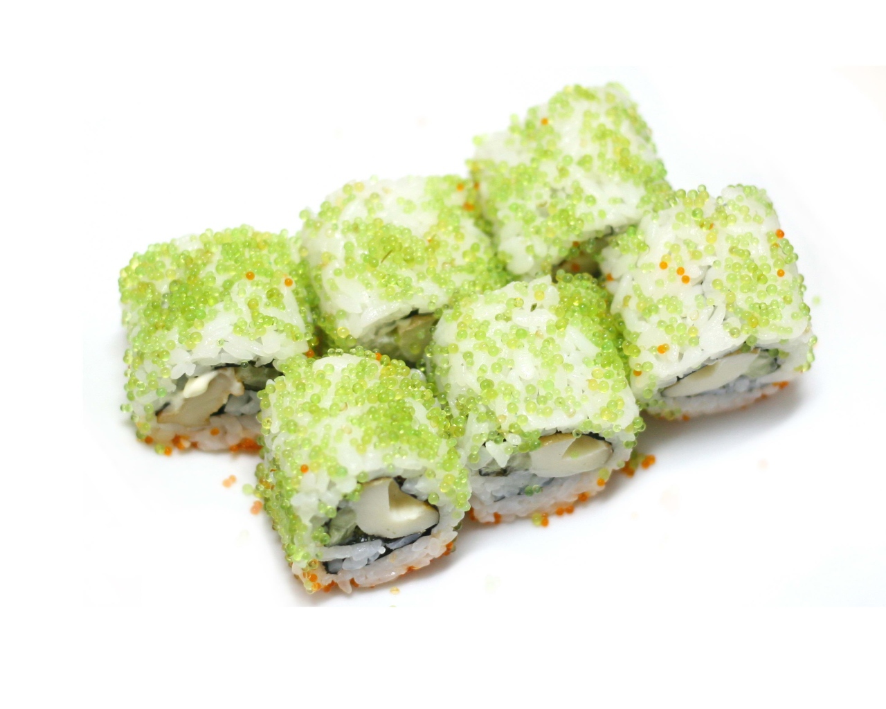 Японские суши с икрой на белом фоне 