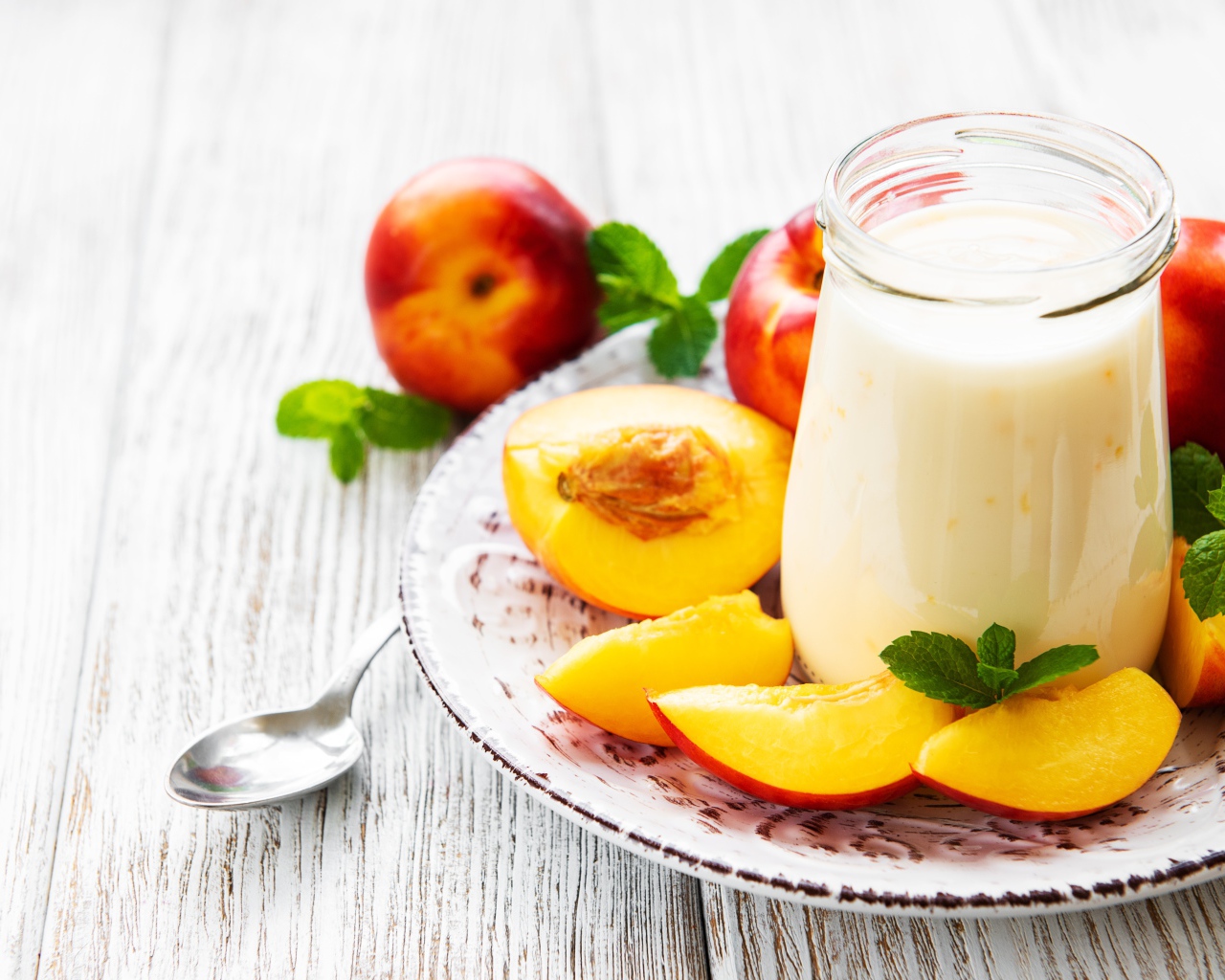 Кефир в банке на столе с нектарином