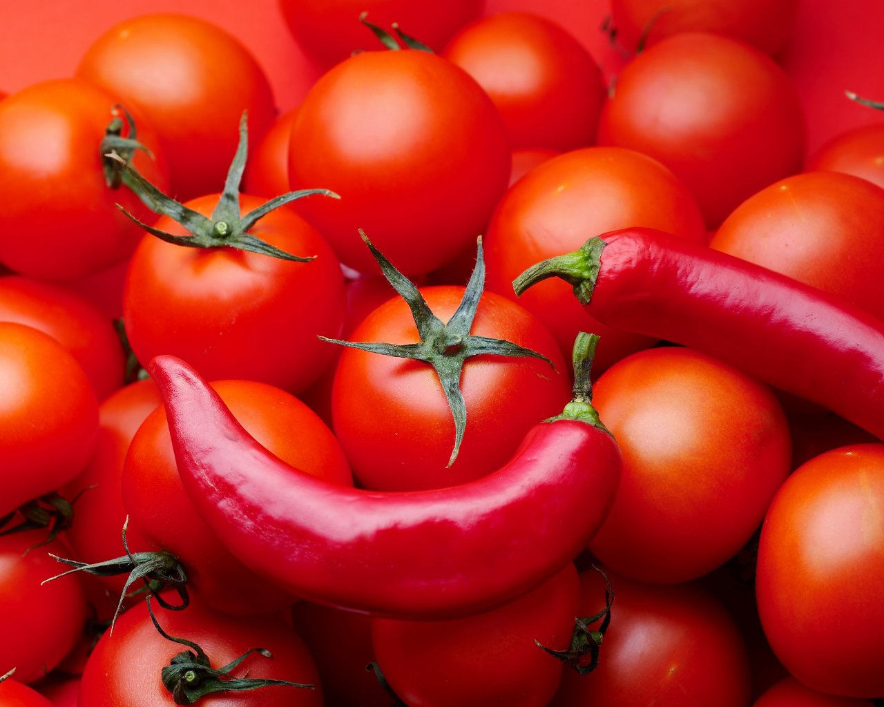 Много красных помидоров с красным перцем крупным планом