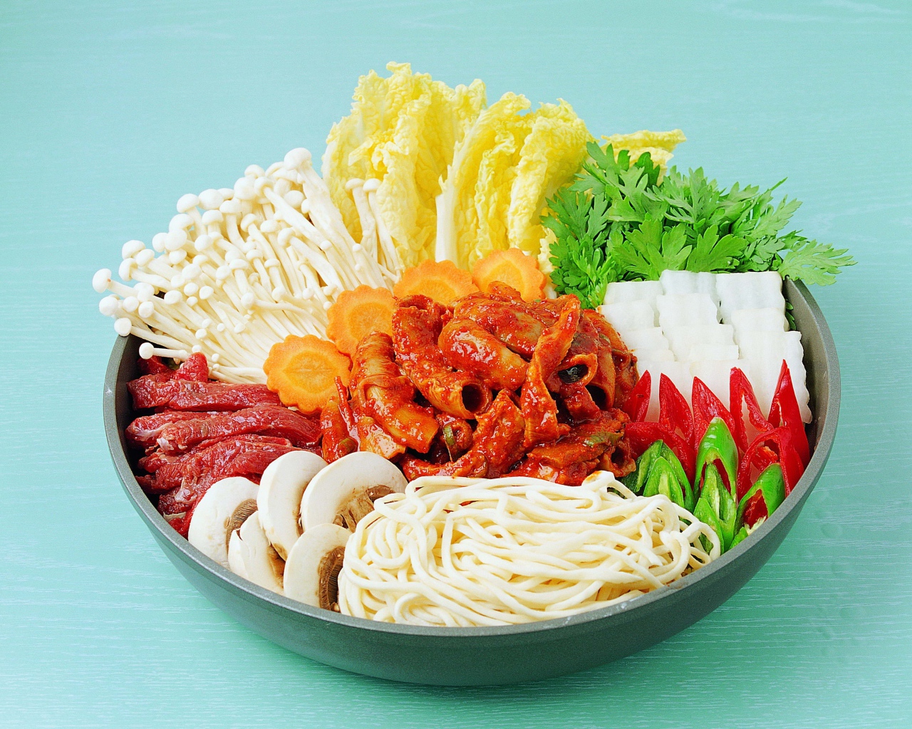 Мясо в тарелке с овощами, грибами и лапшой на голубом фоне