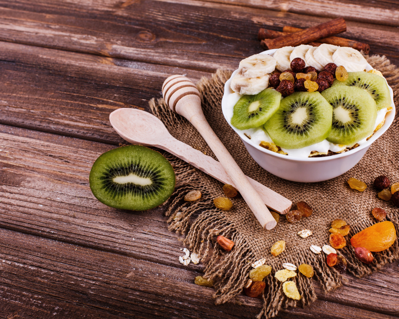 Мюсли с бананами и киви на столе 