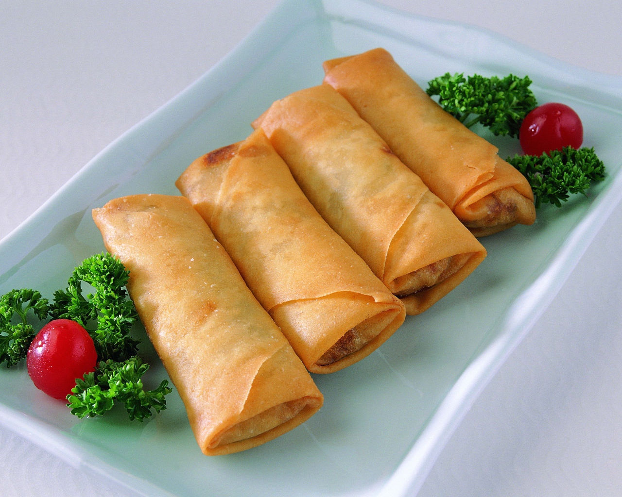 Блины на тарелке с петрушкой и помидорами