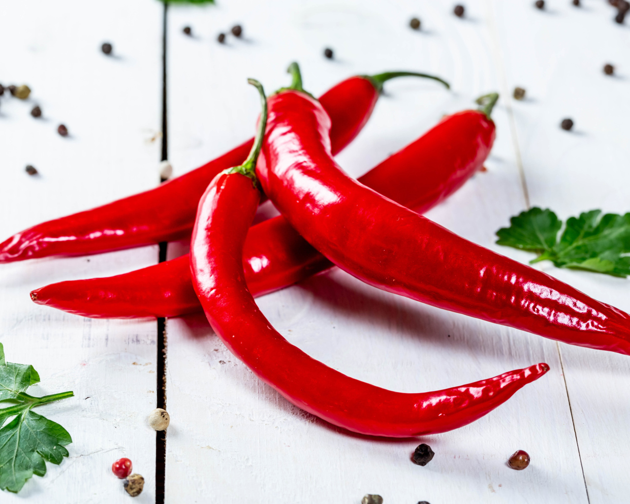Стручки красного острого перца на столе